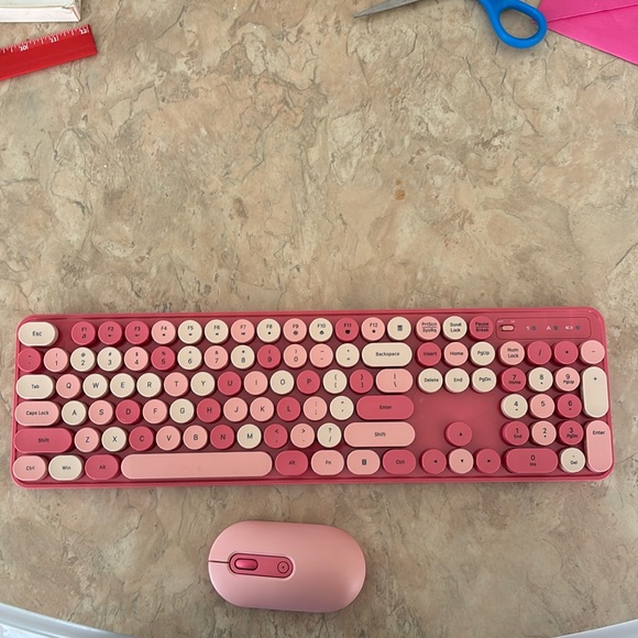 Soft touch wireless 2 in one combo keyboard and mouse - Picture 1 of 4